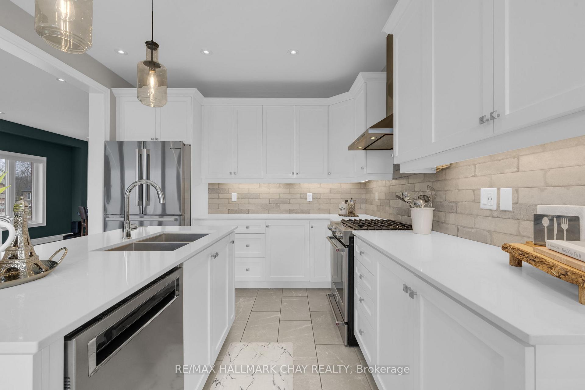 Photo 5 of 18 Cypress Point Street, Barrie, Ardagh — HOMEH