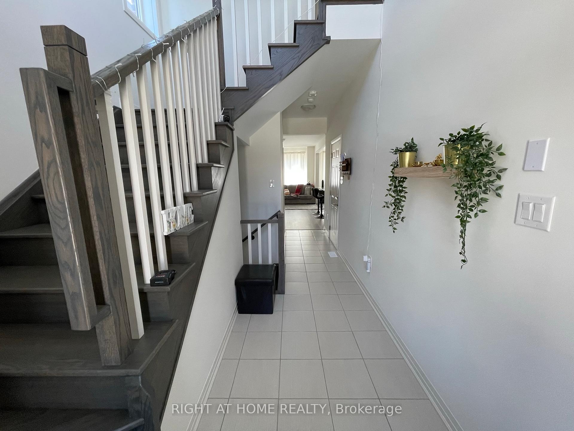 Photo 2 of 62 Copperhill Heights, Barrie, Rural Barrie Southeast — HOMEH