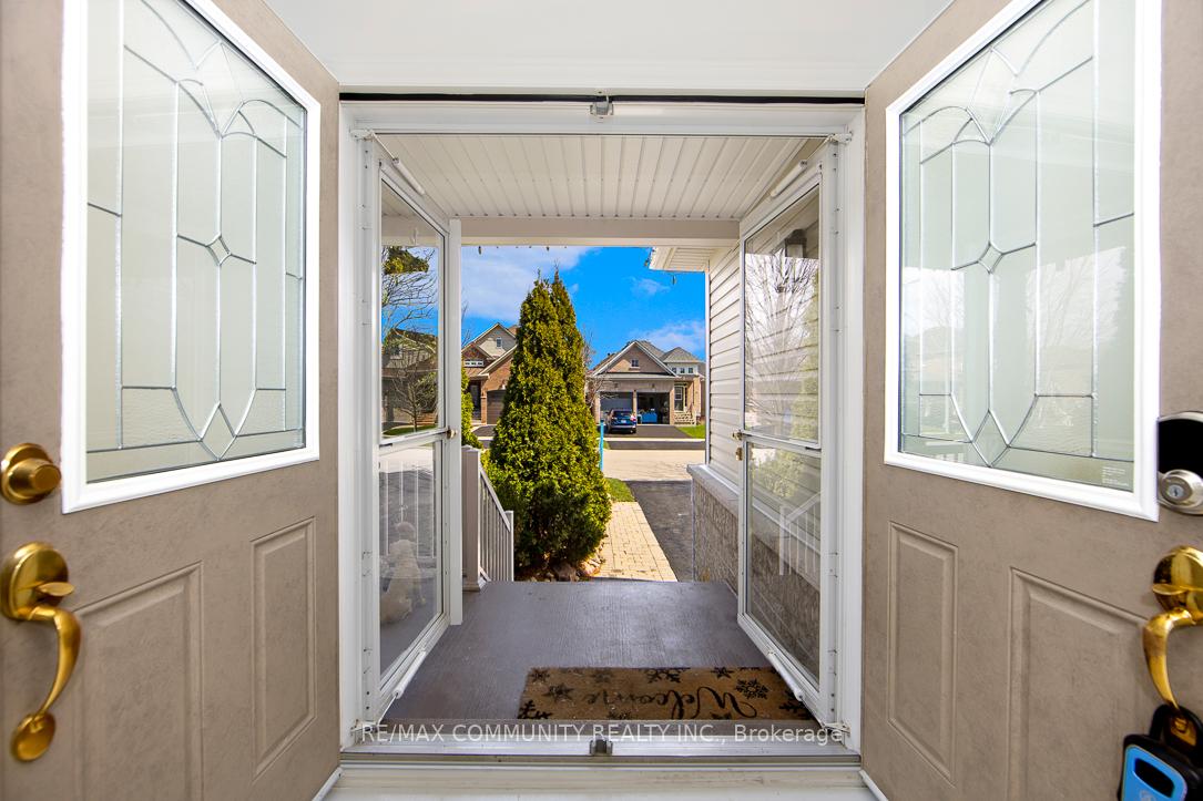 Photo 3 of 36 Alfred Shrubb Lane, Clarington, Bowmanville — HOMEH