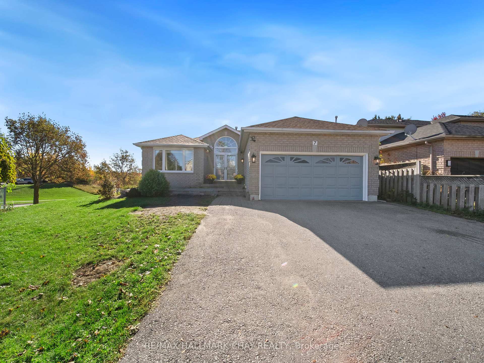 Photo 1 of 7 Assiniboine Drive, Barrie, Holly — HOMEH