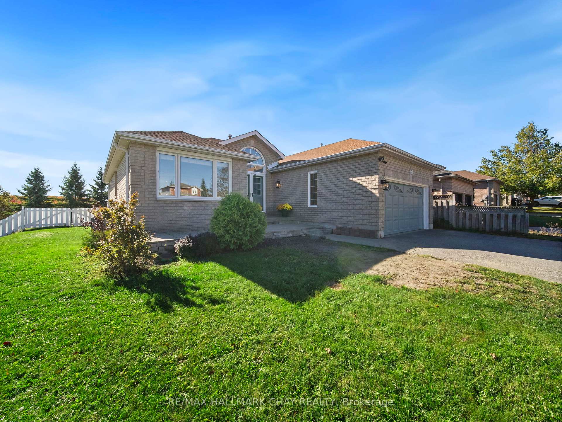 Photo 2 of 7 Assiniboine Drive, Barrie, Holly — HOMEH