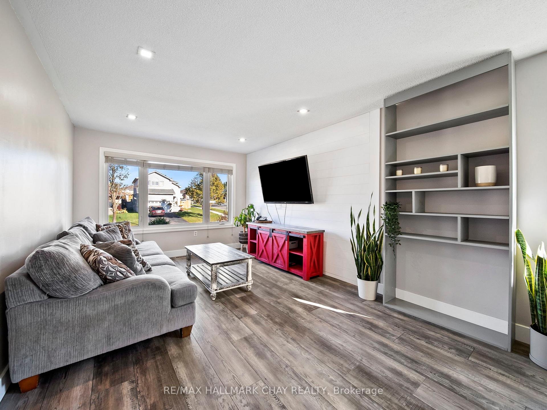 Photo 10 of 7 Assiniboine Drive, Barrie, Holly — HOMEH