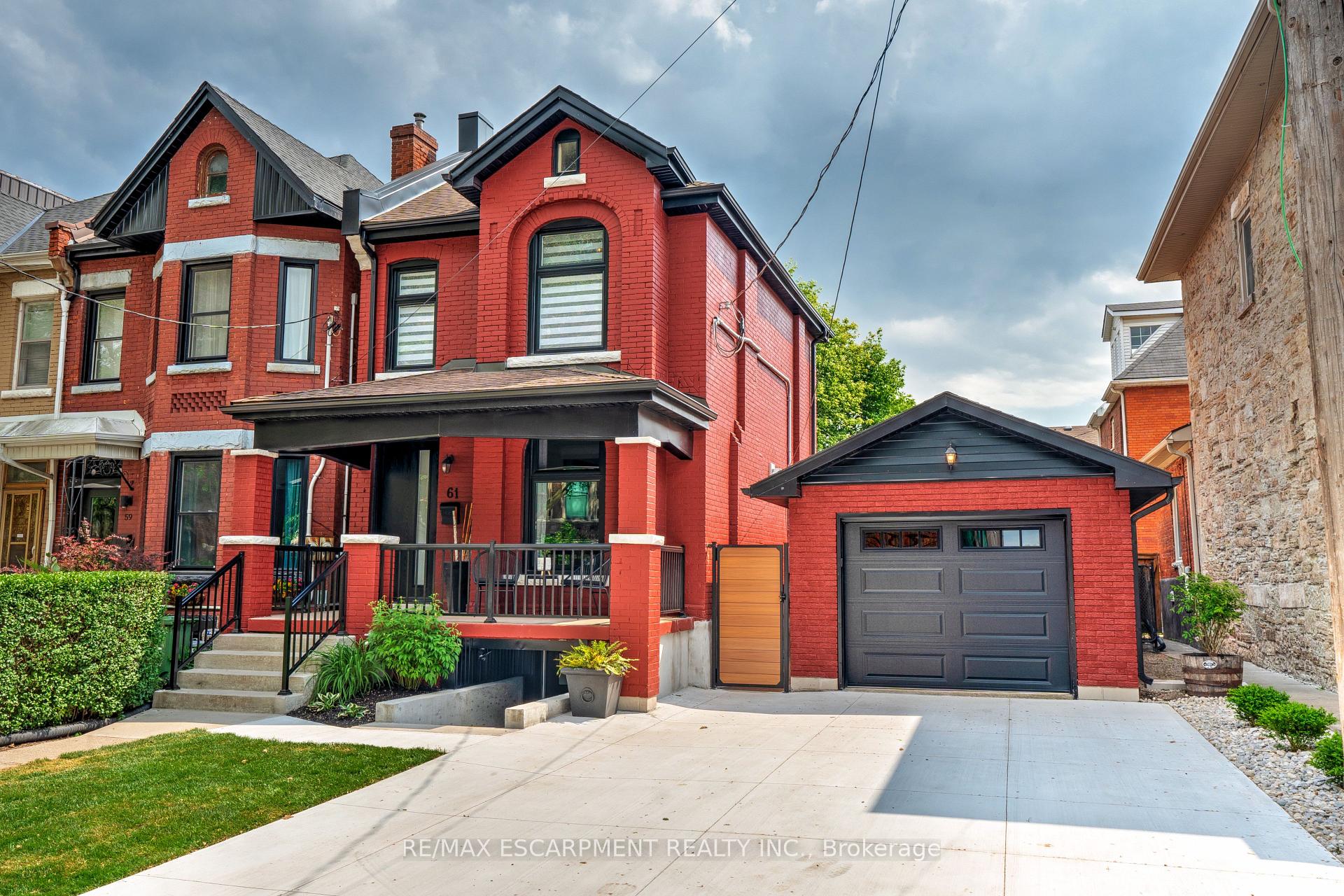 Front of 61 Murray Street W