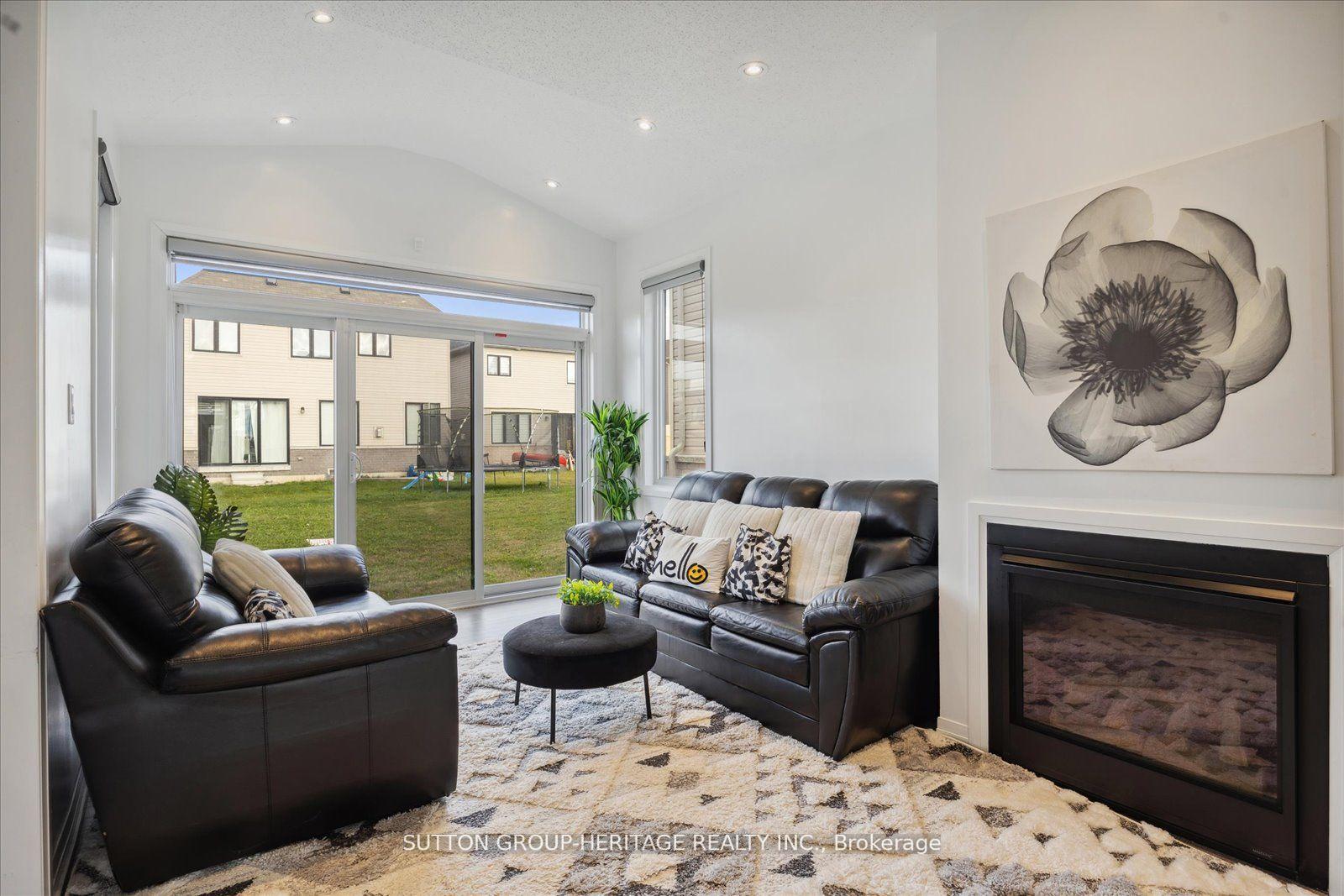 Photo 4 of 105 East Shore Drive, Clarington, Bowmanville — HOMEH