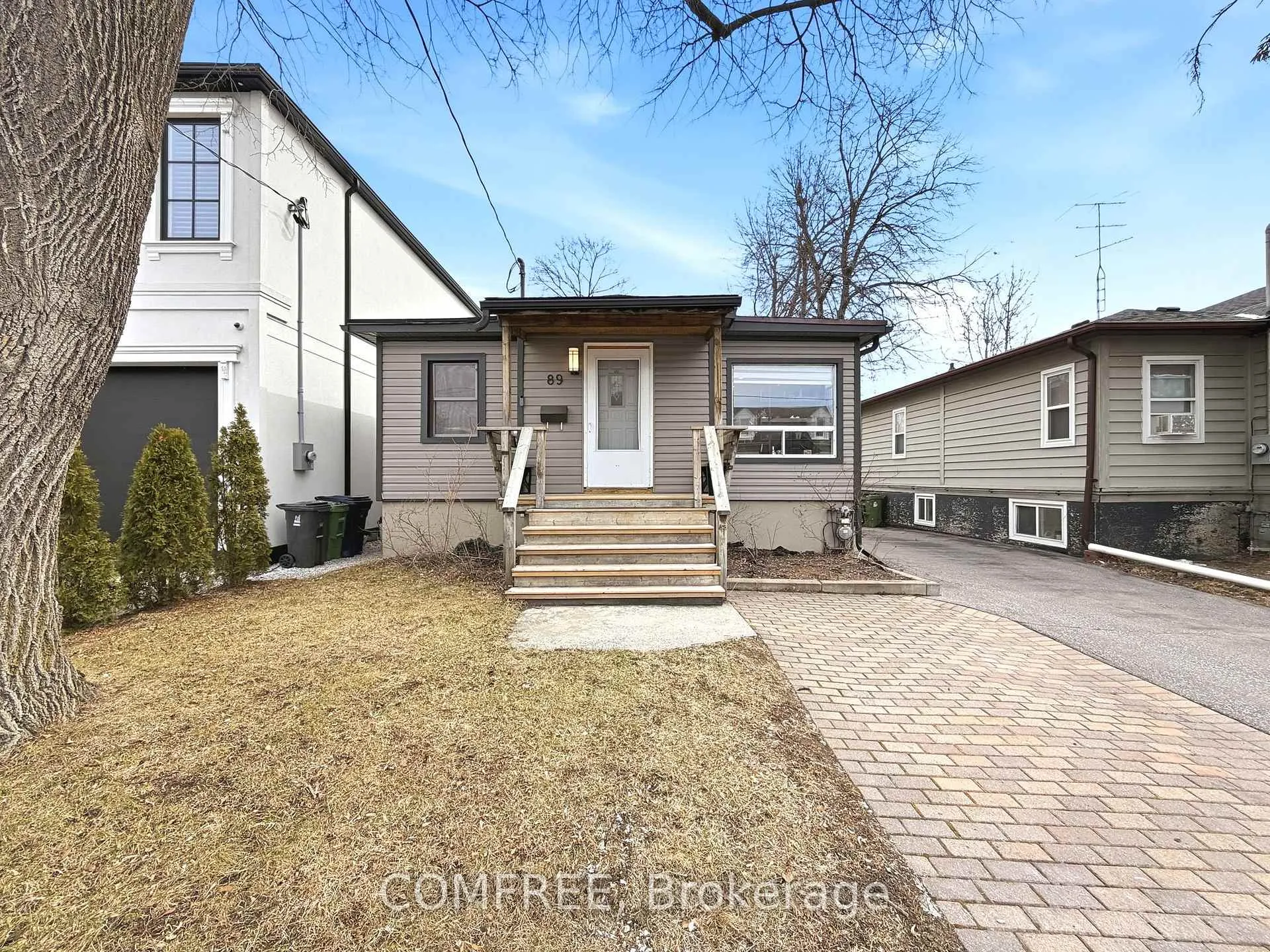 Front of 12 West Oak Cres