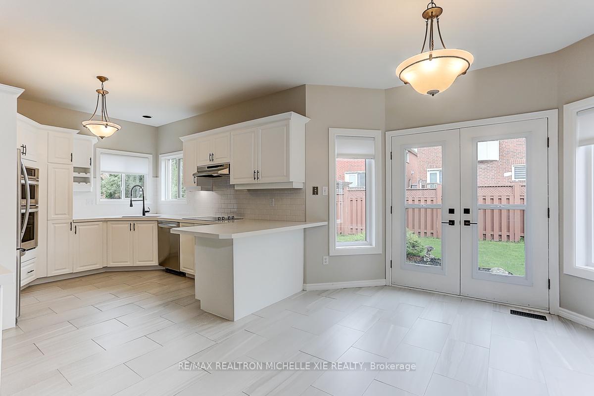 Photo 9 of 45 Pinnacle Trail, Aurora, Bayview Wellington — HOMEH