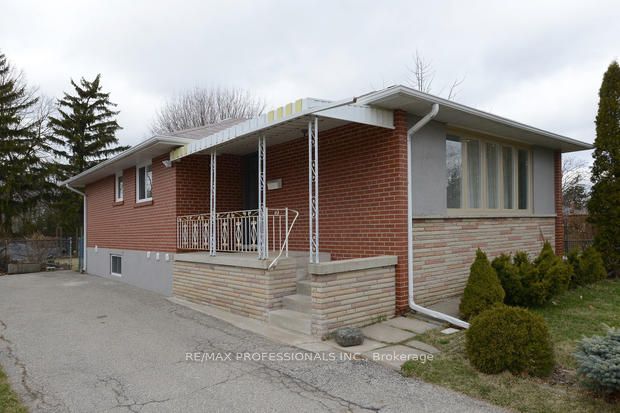 Photo 2 of 4 Thelmere Place, Etobicoke, Willowridge-Martingrove-Richview — HOMEH
