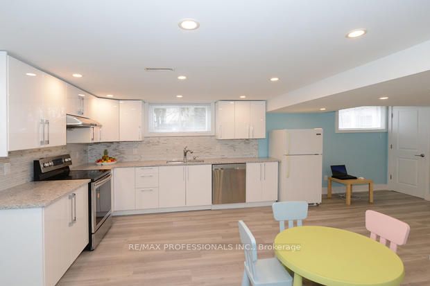 Photo 31 of 4 Thelmere Place, Etobicoke, Willowridge-Martingrove-Richview — HOMEH