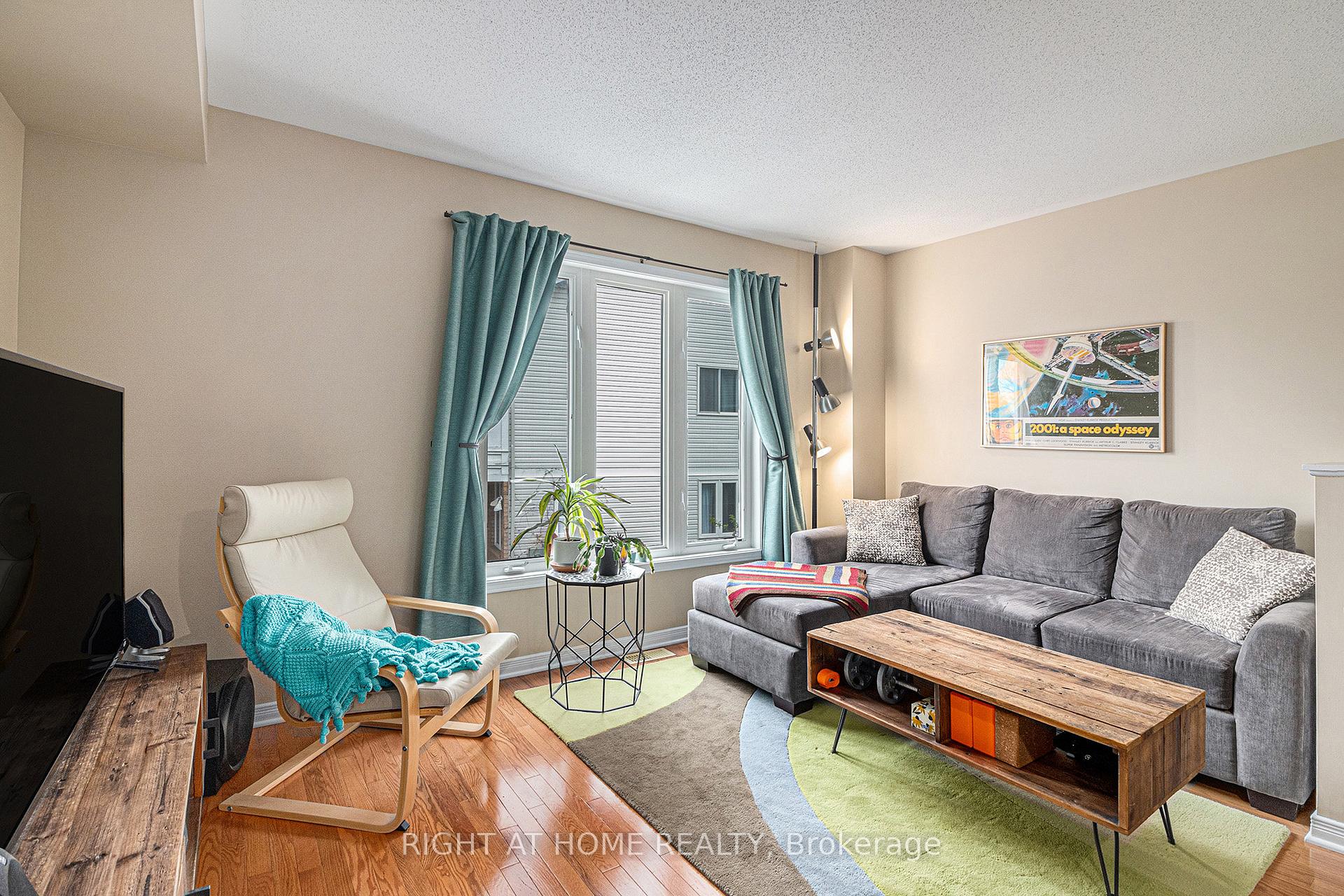 Photo 3 of 72 Jenscott Private, Ottawa, Central Park — HOMEH