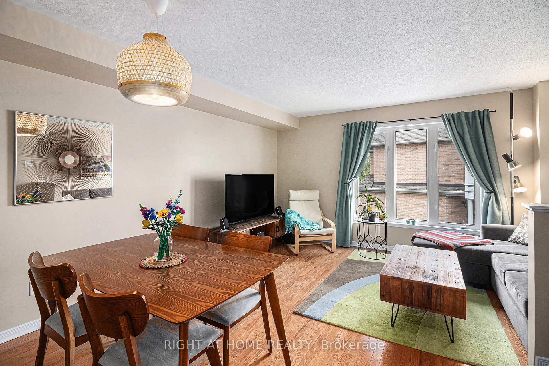 Photo 4 of 72 Jenscott Private, Ottawa, Central Park — HOMEH