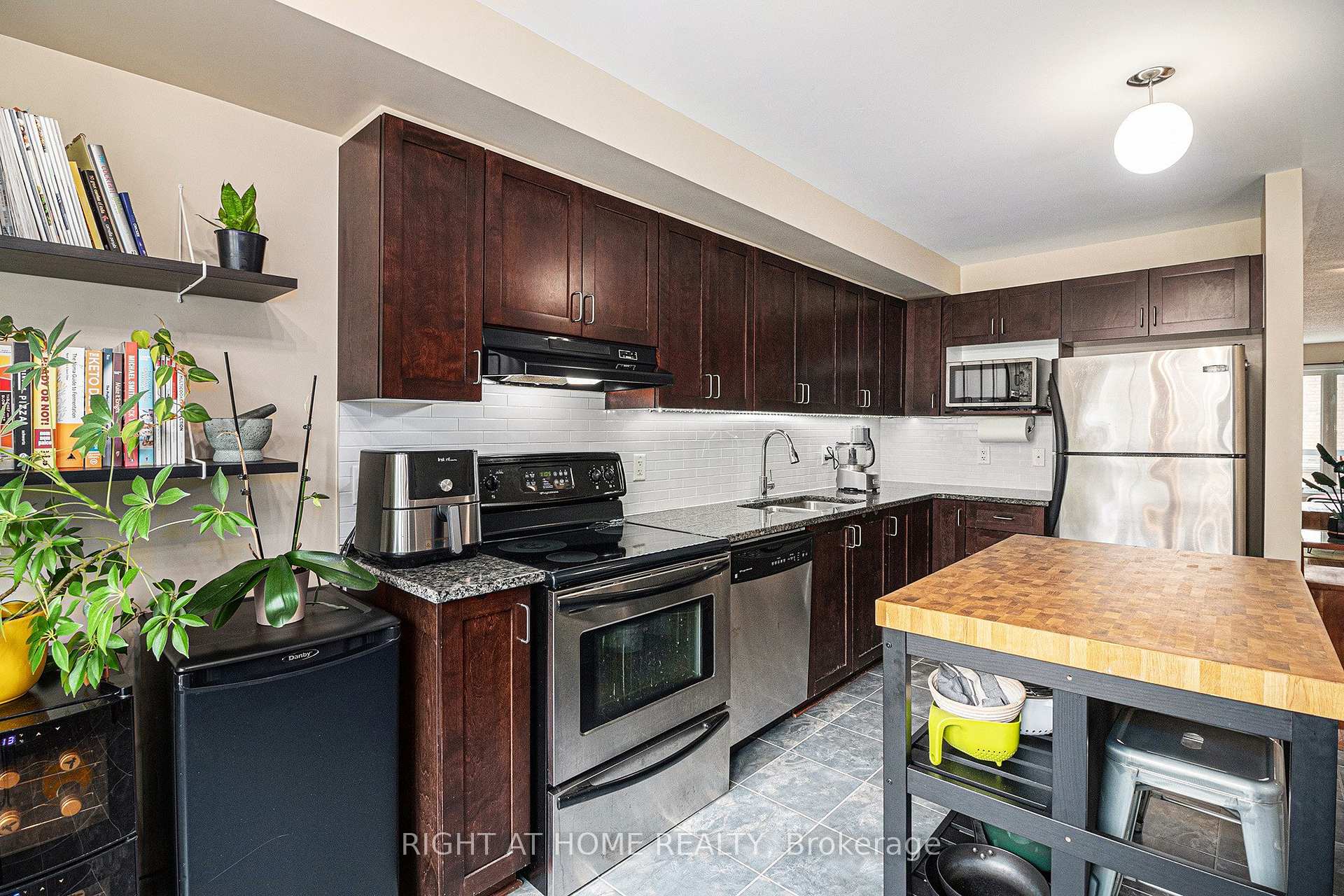 Photo 11 of 72 Jenscott Private, Ottawa, Central Park — HOMEH