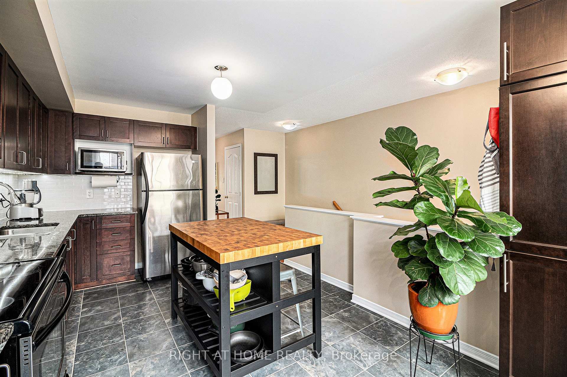 Photo 7 of 72 Jenscott Private, Ottawa, Central Park — HOMEH