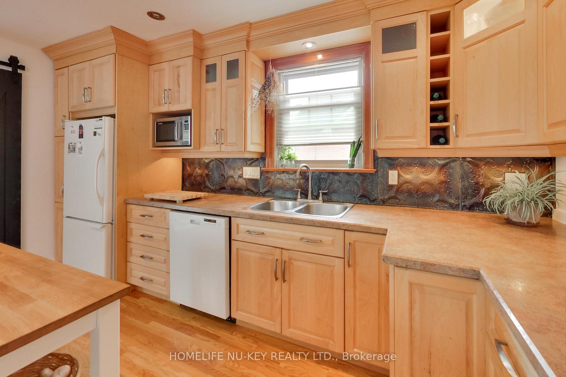 Photo 8 of 4 Mulholland Street, Barrie, Queen's Park — HOMEH