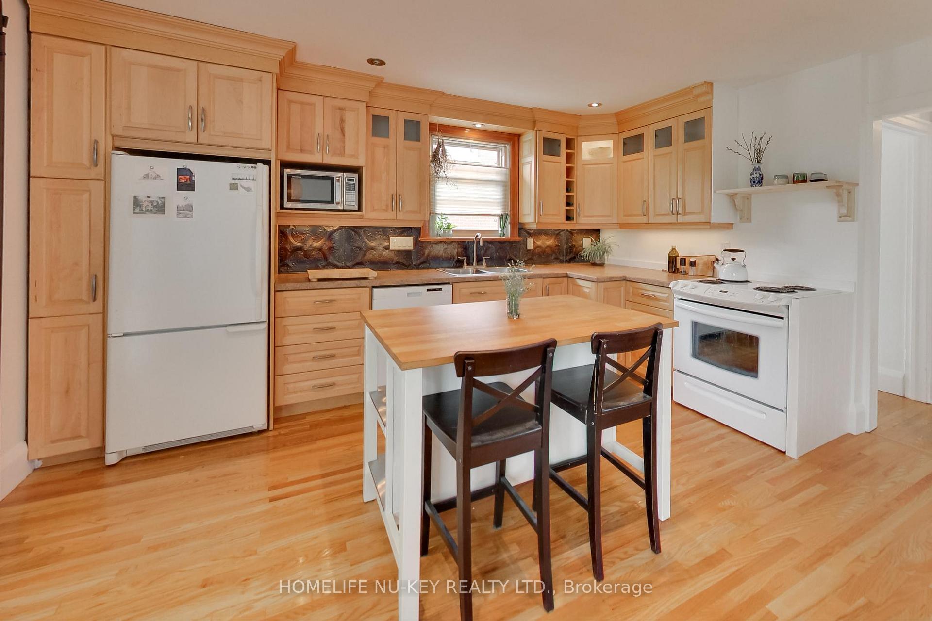 Photo 12 of 4 Mulholland Street, Barrie, Queen's Park — HOMEH
