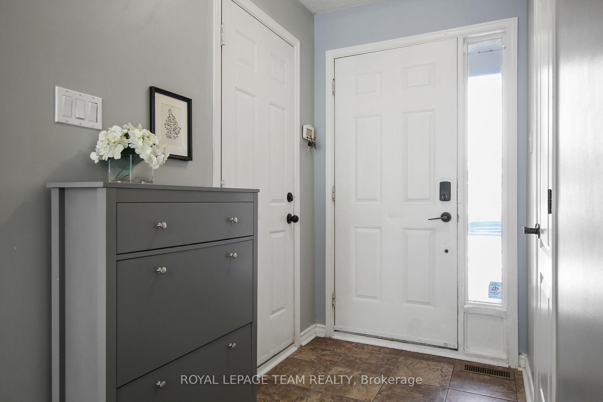 Photo 2 of 6 Whitegate Crescent, Ottawa, Barrhaven - Longfields — HOMEH