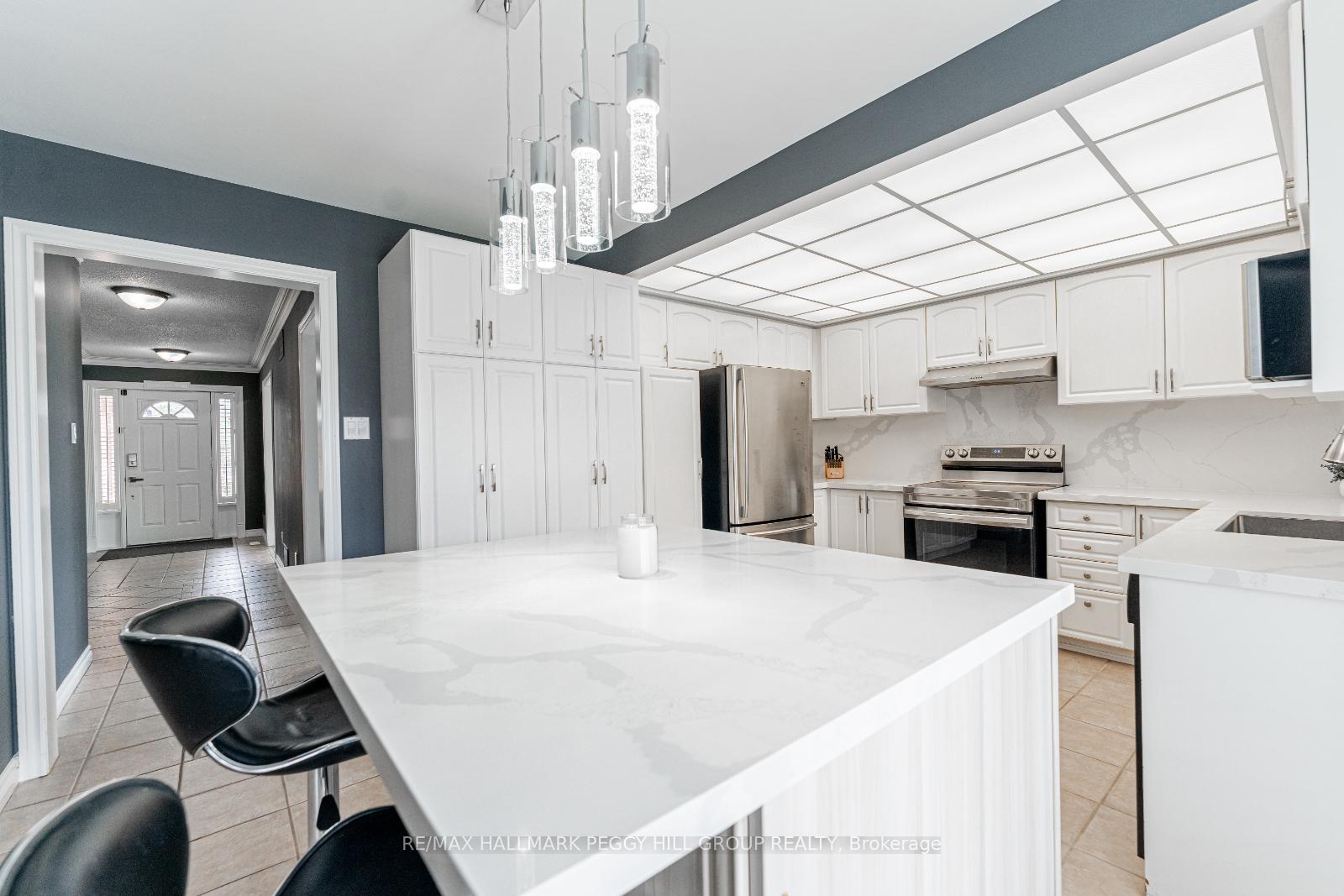 Photo 4 of 12 Thackeray Crescent, Barrie, Letitia Heights — HOMEH