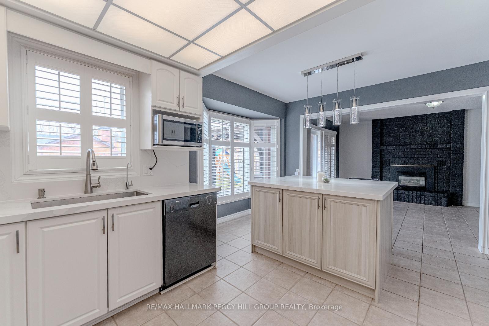 Photo 5 of 12 Thackeray Crescent, Barrie, Letitia Heights — HOMEH