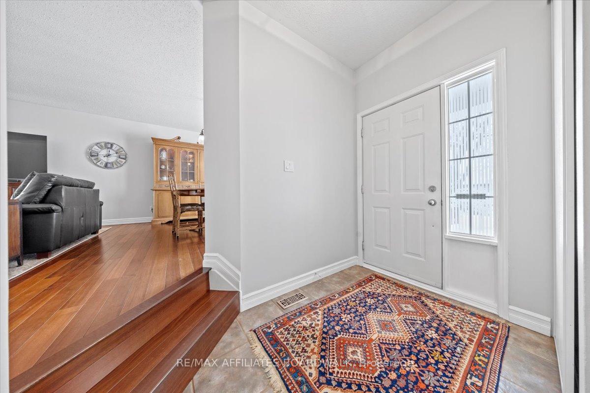 Photo 4 of 8 Stonepointe Avenue, Ottawa, Barrhaven East — HOMEH