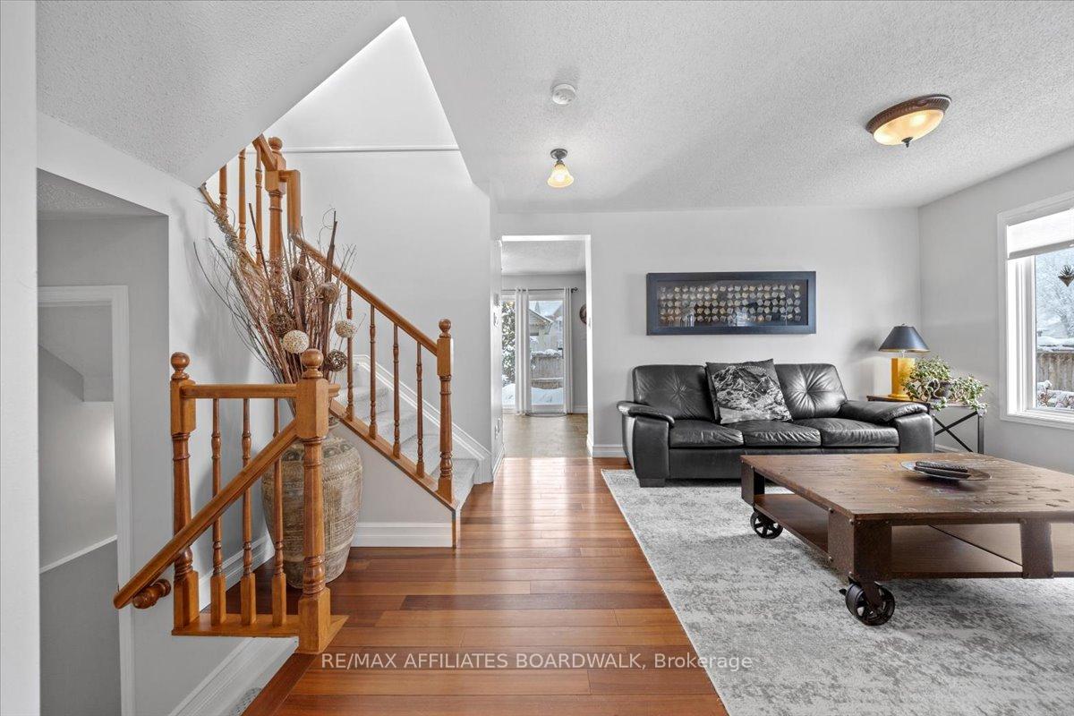 Photo 7 of 8 Stonepointe Avenue, Ottawa, Barrhaven East — HOMEH