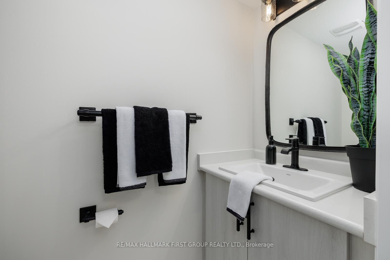 Photo 8 of 22 King William Way, Clarington, Bowmanville — HOMEH
