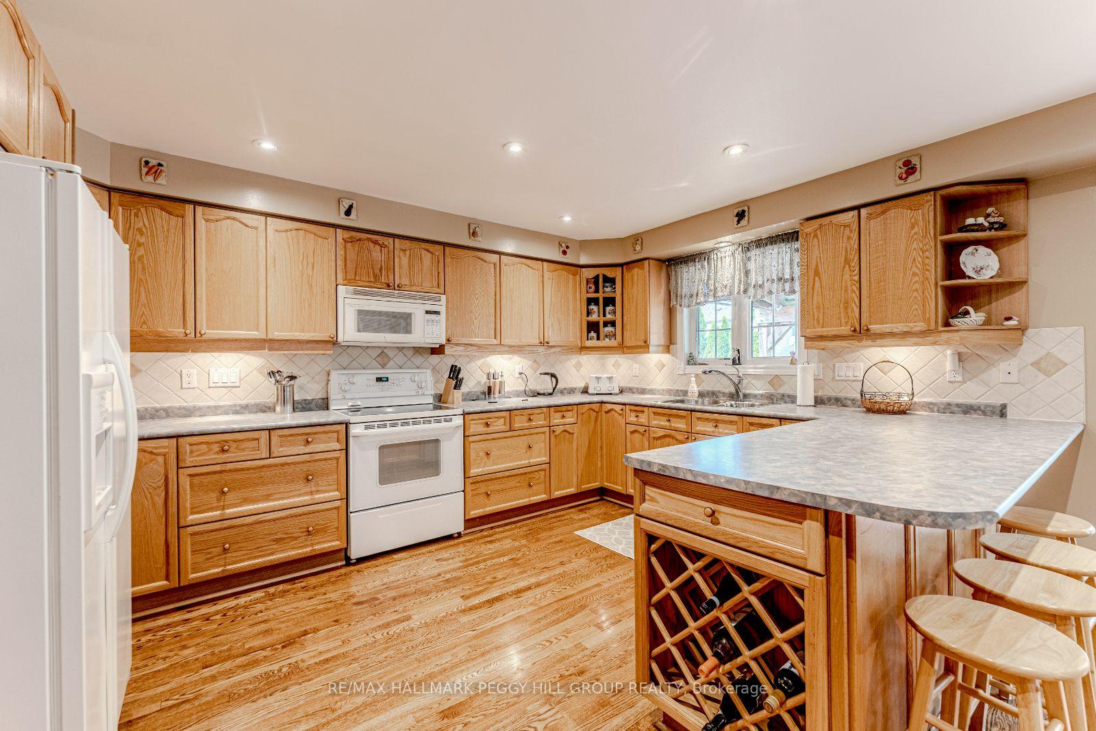 Photo 3 of 64 Summerset Drive, Barrie, Ardagh — HOMEH