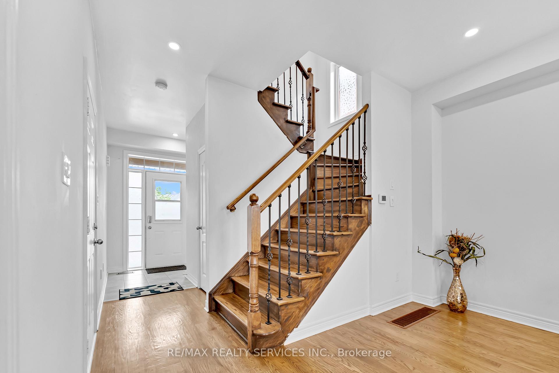 Photo 8 of 36 Forsyth Crescent, Barrie, West Bayfield — HOMEH