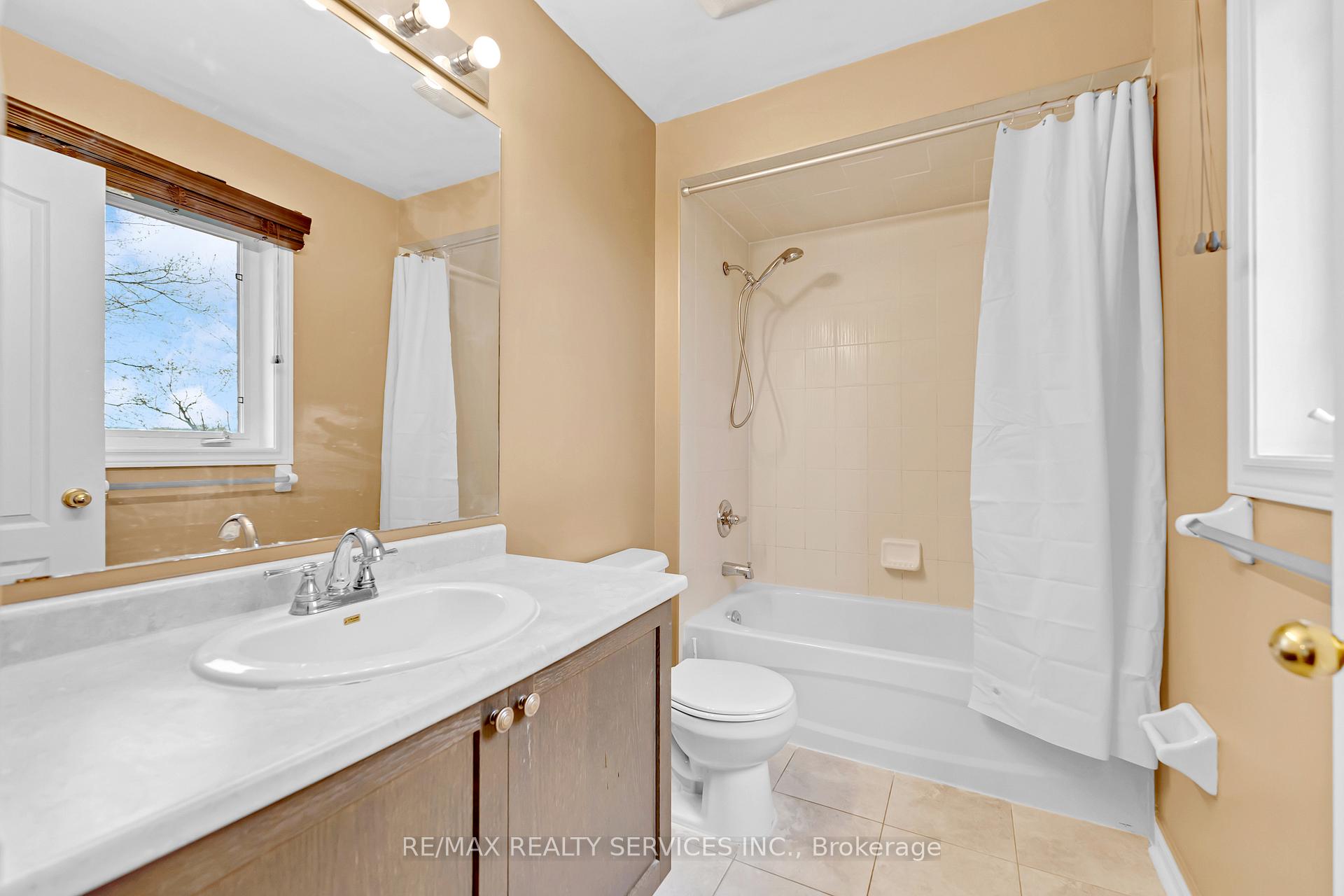Photo 21 of 36 Forsyth Crescent, Barrie, West Bayfield — HOMEH