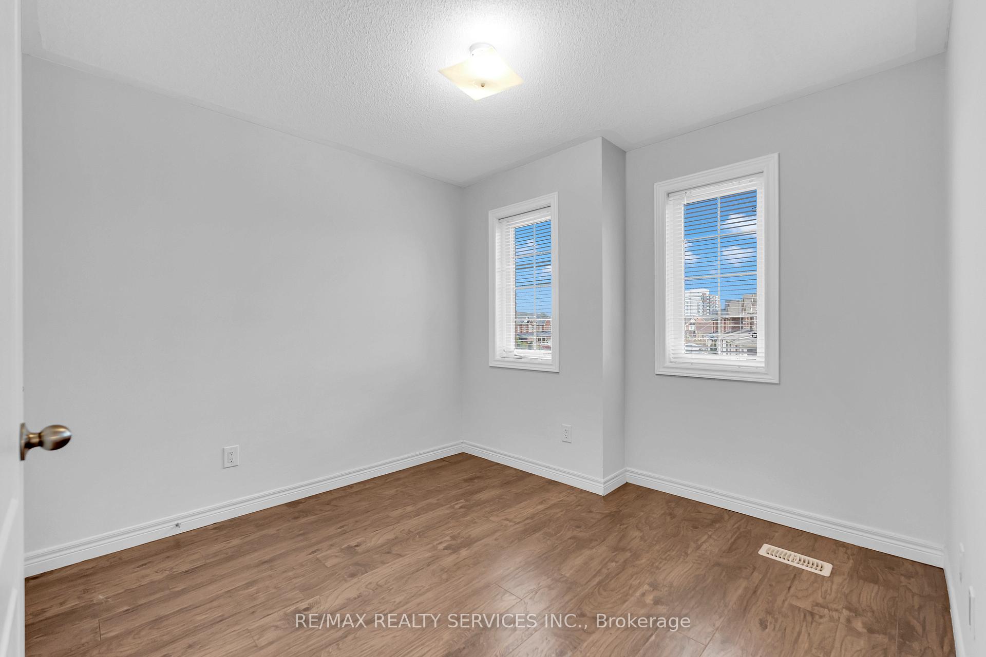 Photo 22 of 36 Forsyth Crescent, Barrie, West Bayfield — HOMEH
