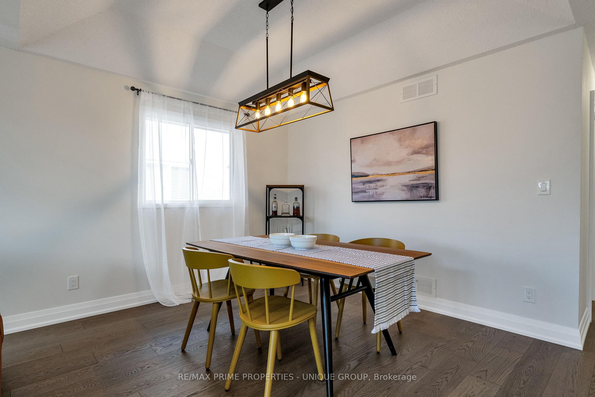 Photo 5 of 75 Avondale Drive, Clarington, Courtice — HOMEH