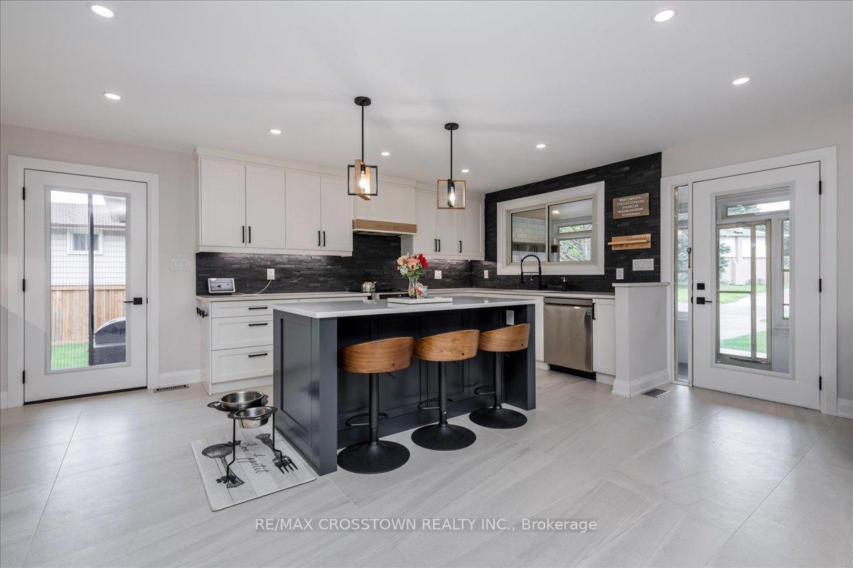 Photo 5 of 4 Highcroft Road, Barrie, Allandale Heights — HOMEH