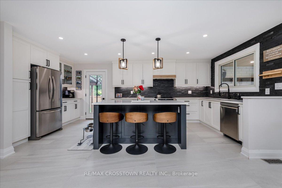 Photo 6 of 4 Highcroft Road, Barrie, Allandale Heights — HOMEH