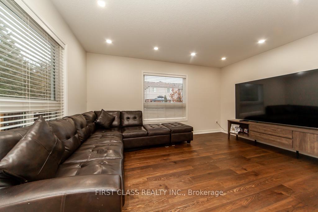 Photo 12 of 23 Darryl Caswell Way, Clarington, Bowmanville — HOMEH