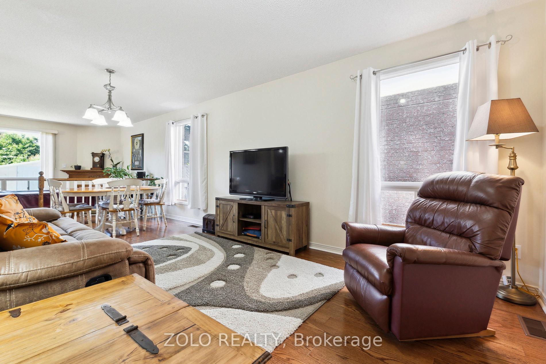 Photo 7 of 44 Stagemaster Crescent, Clarington, Courtice — HOMEH