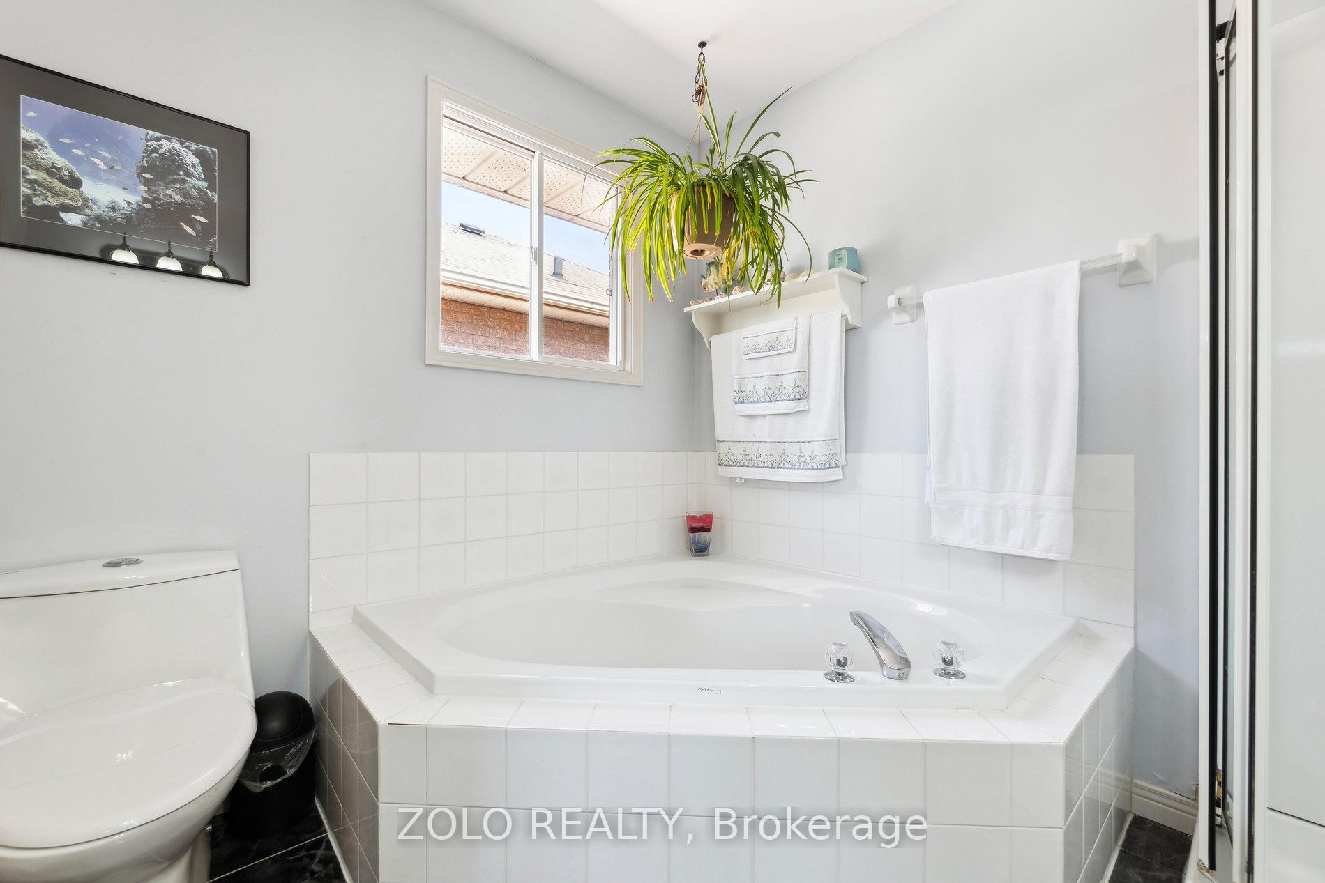 Photo 24 of 44 Stagemaster Crescent, Clarington, Courtice — HOMEH