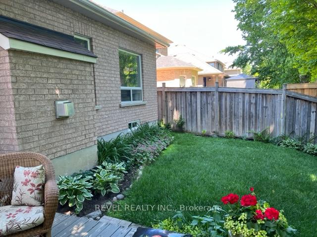 Photo 3 of 82 Versailles Crescent, Barrie, Rural Barrie Southeast — HOMEH