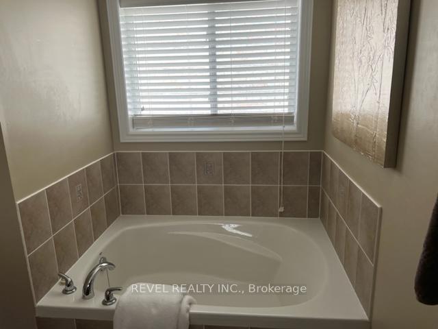 Photo 5 of 82 Versailles Crescent, Barrie, Rural Barrie Southeast — HOMEH