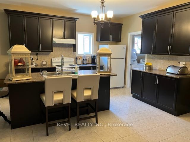 Photo 7 of 82 Versailles Crescent, Barrie, Rural Barrie Southeast — HOMEH