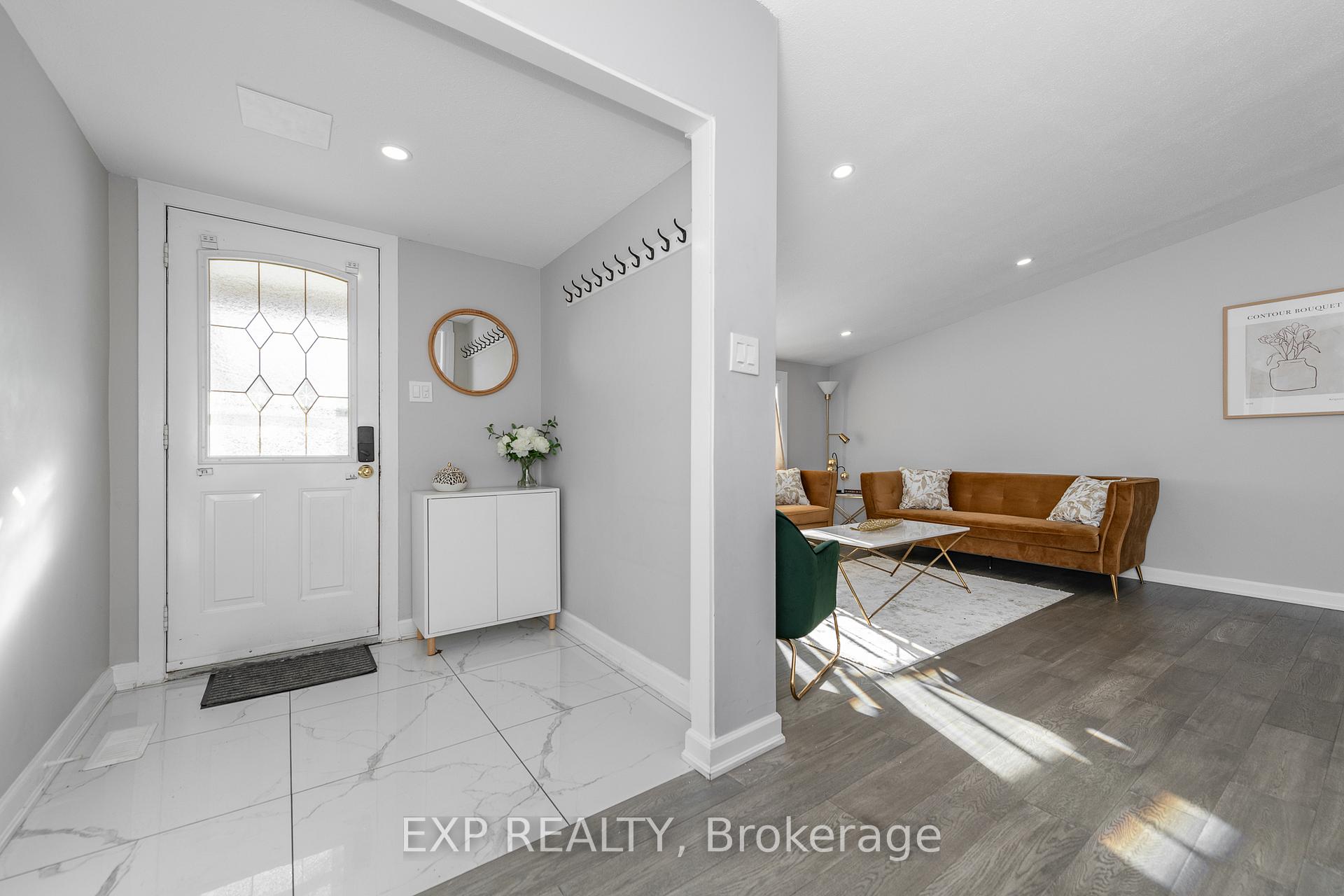 Photo 3 of 22 Burnetts Grove Circle S, Ottawa, Barrhaven - Pheasant Run — HOMEH