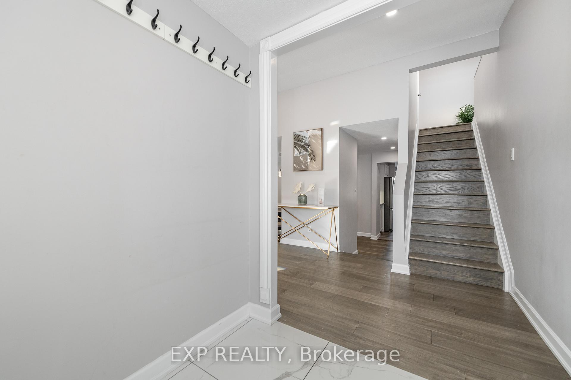 Photo 4 of 22 Burnetts Grove Circle S, Ottawa, Barrhaven - Pheasant Run — HOMEH