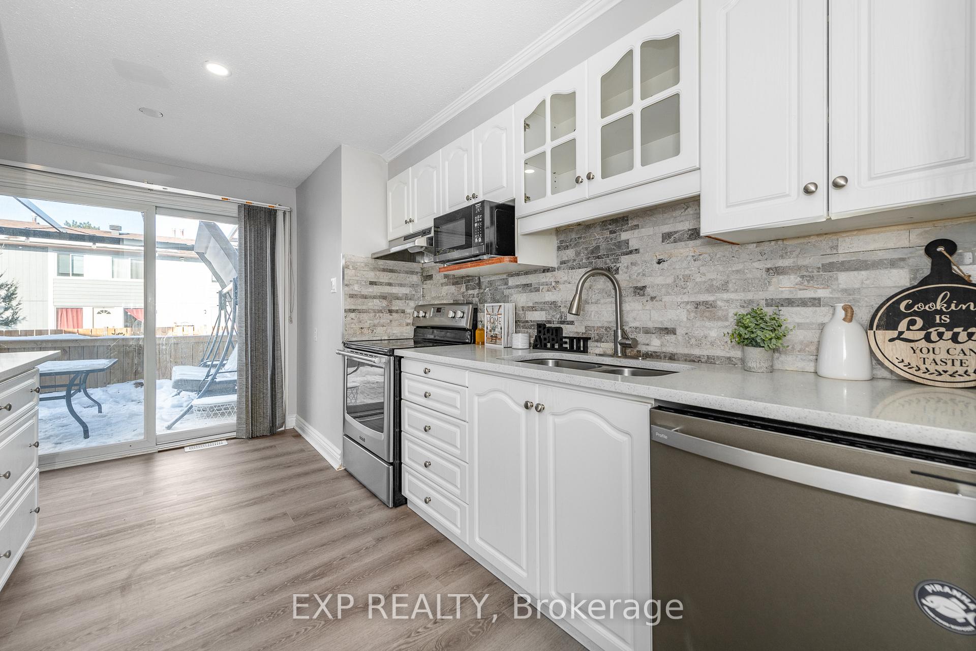 Photo 8 of 22 Burnetts Grove Circle S, Ottawa, Barrhaven - Pheasant Run — HOMEH