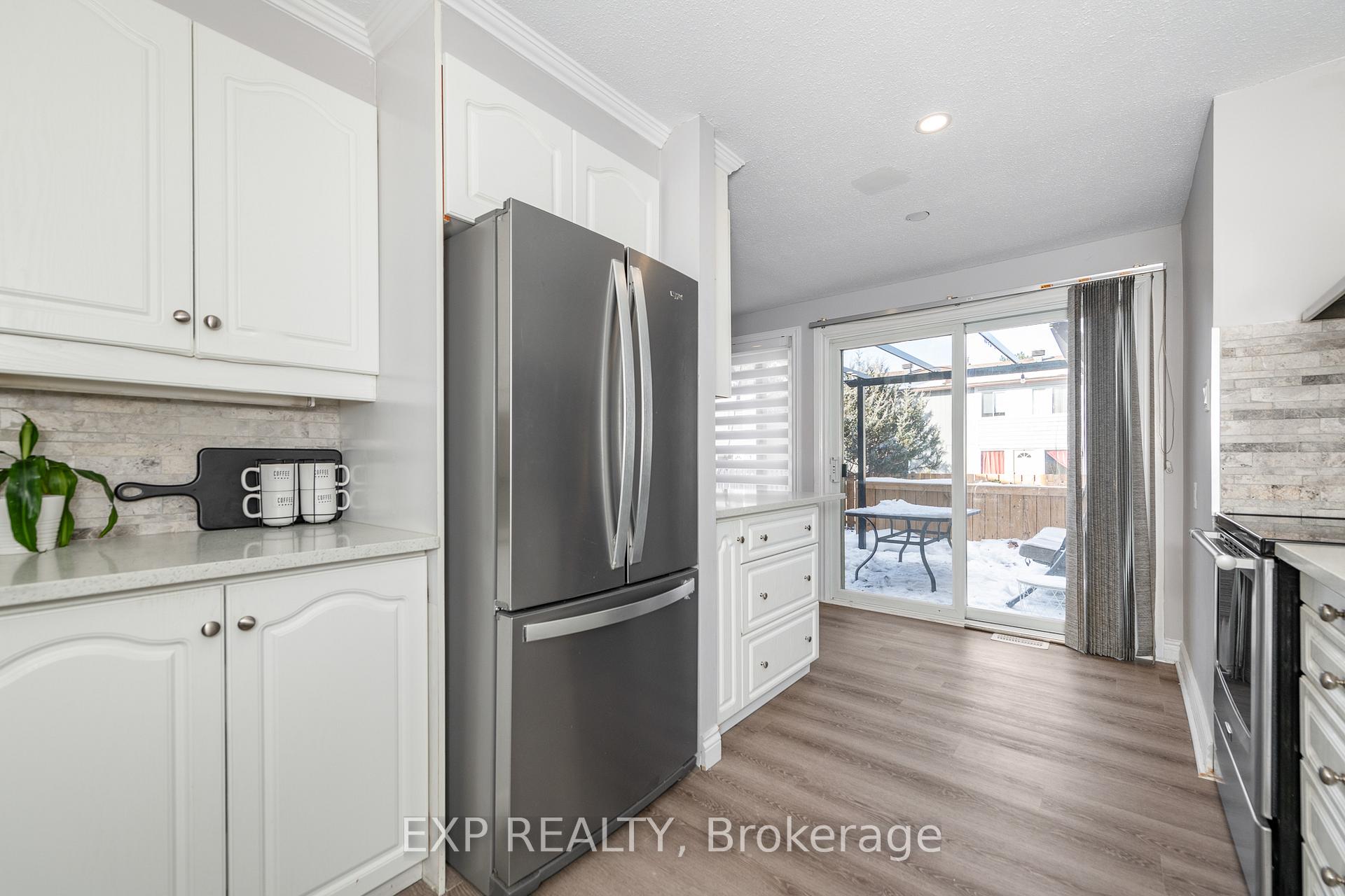 Photo 9 of 22 Burnetts Grove Circle S, Ottawa, Barrhaven - Pheasant Run — HOMEH