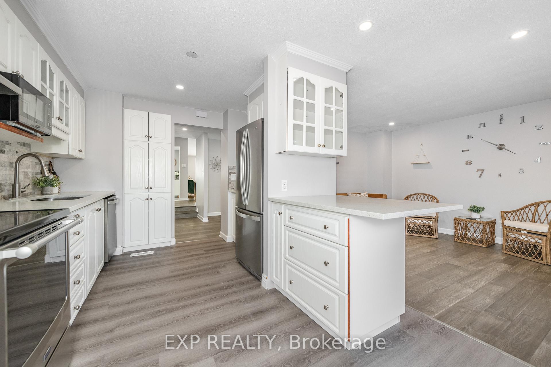 Photo 10 of 22 Burnetts Grove Circle S, Ottawa, Barrhaven - Pheasant Run — HOMEH