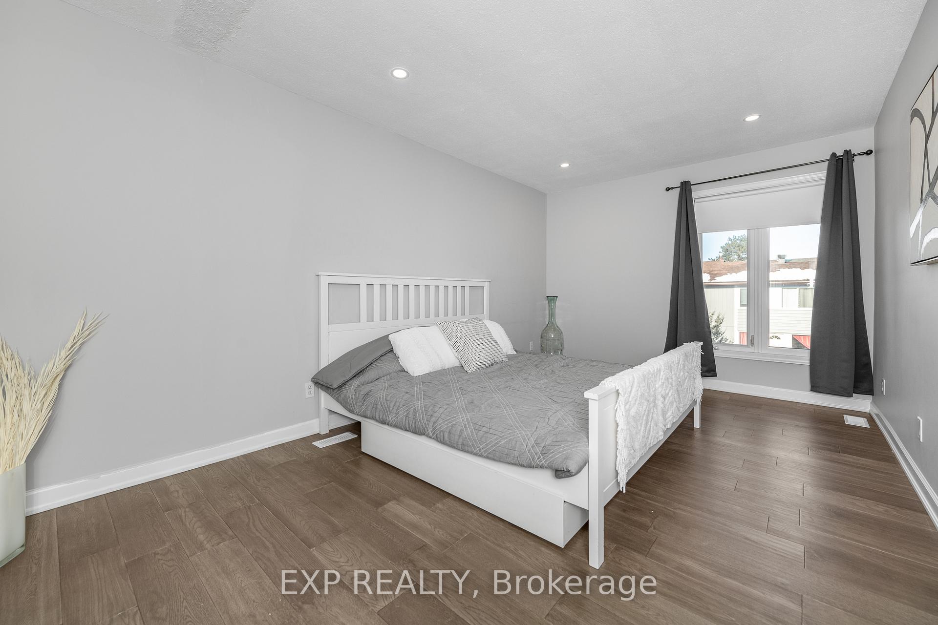 Photo 18 of 22 Burnetts Grove Circle S, Ottawa, Barrhaven - Pheasant Run — HOMEH
