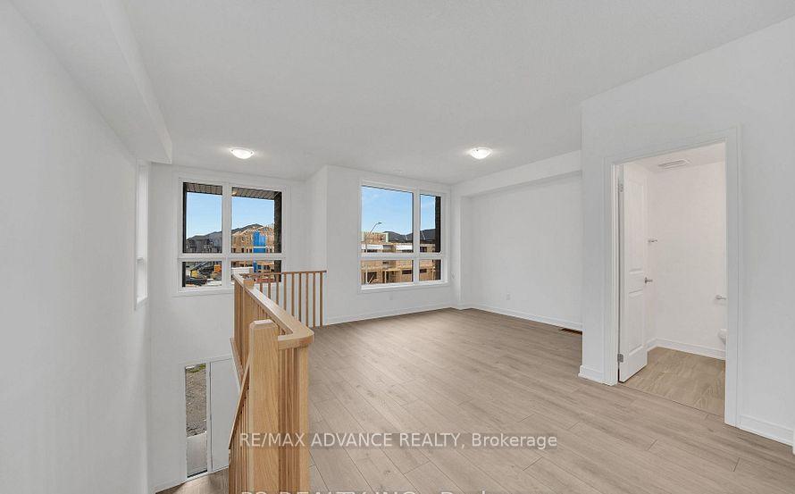 Photo 4 of 56 Blue Forest Crescent, Barrie, Innis-Shore — HOMEH