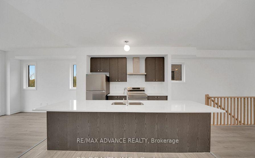 Photo 5 of 56 Blue Forest Crescent, Barrie, Innis-Shore — HOMEH