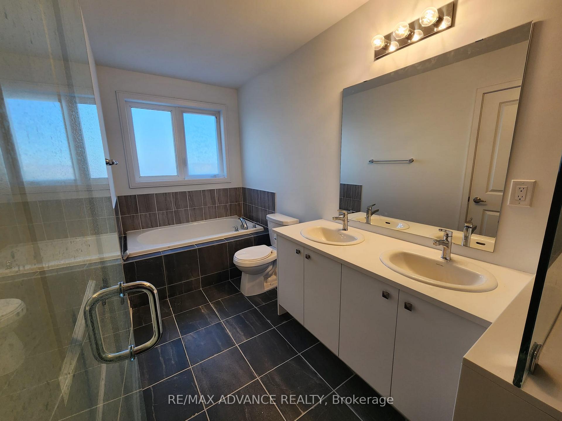 Photo 10 of 56 Blue Forest Crescent, Barrie, Innis-Shore — HOMEH