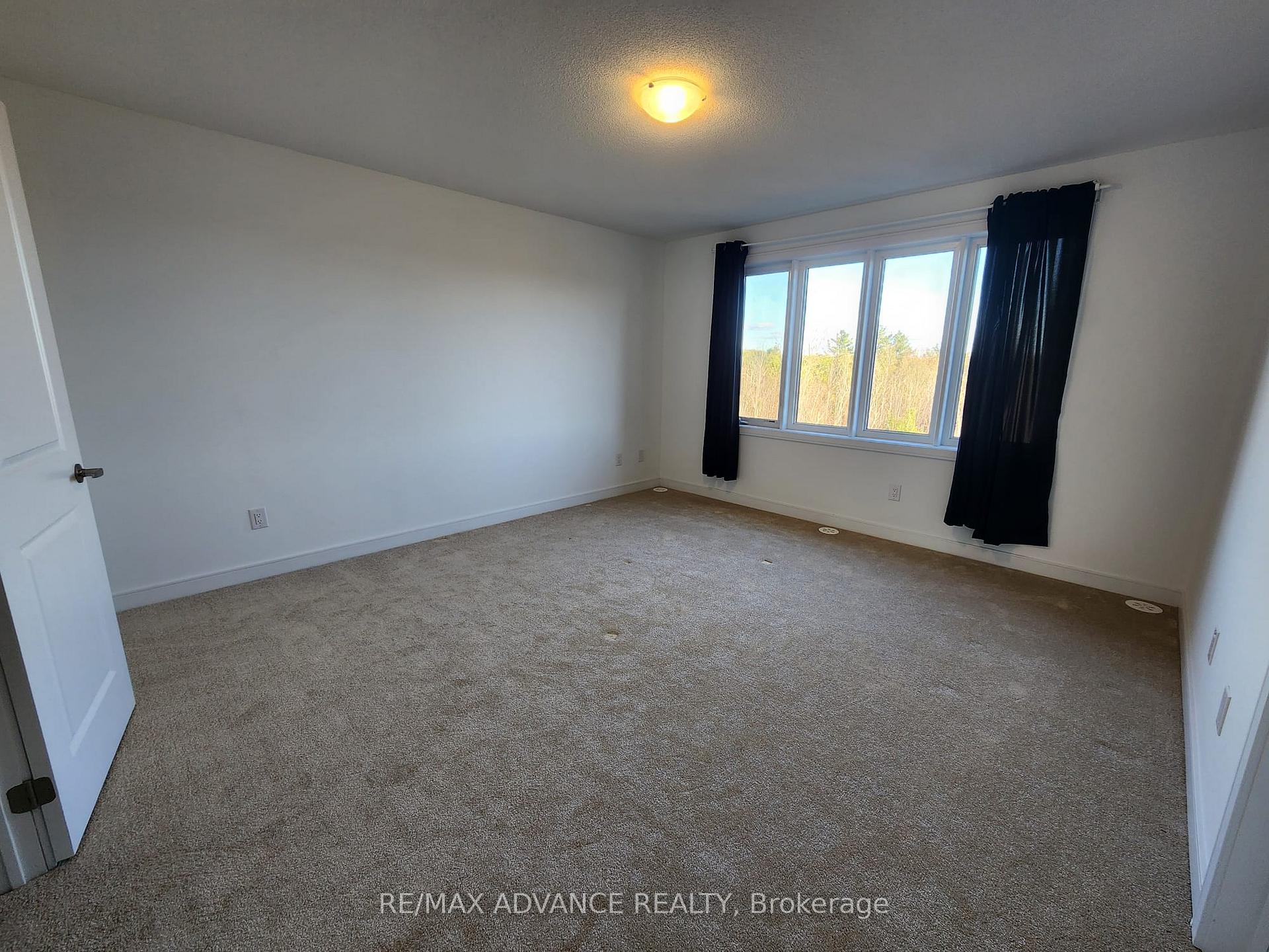 Photo 11 of 56 Blue Forest Crescent, Barrie, Innis-Shore — HOMEH