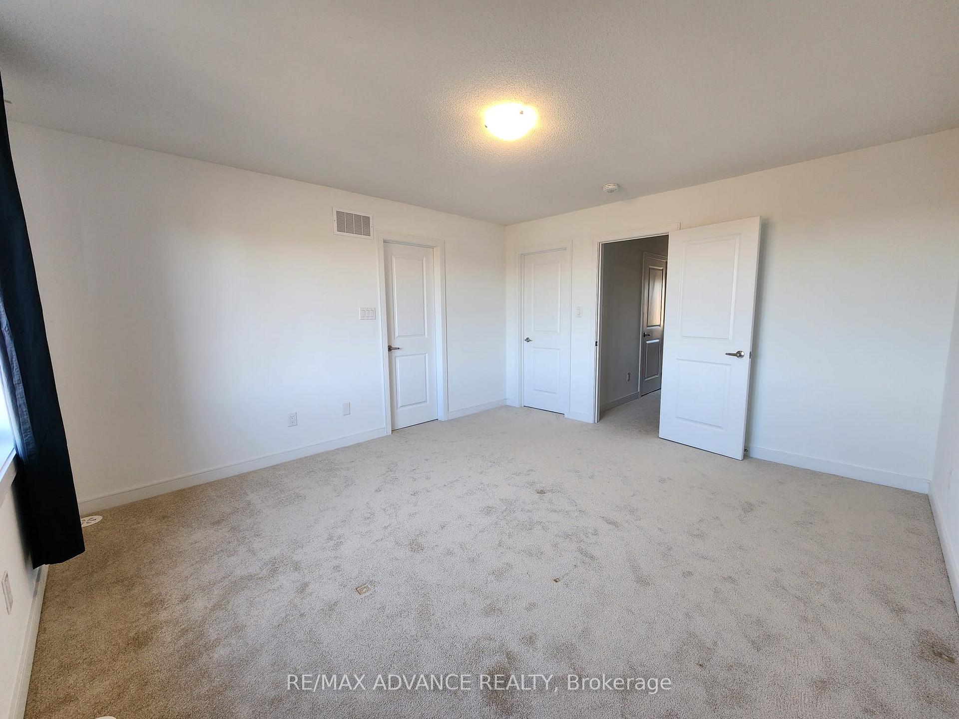 Photo 13 of 56 Blue Forest Crescent, Barrie, Innis-Shore — HOMEH