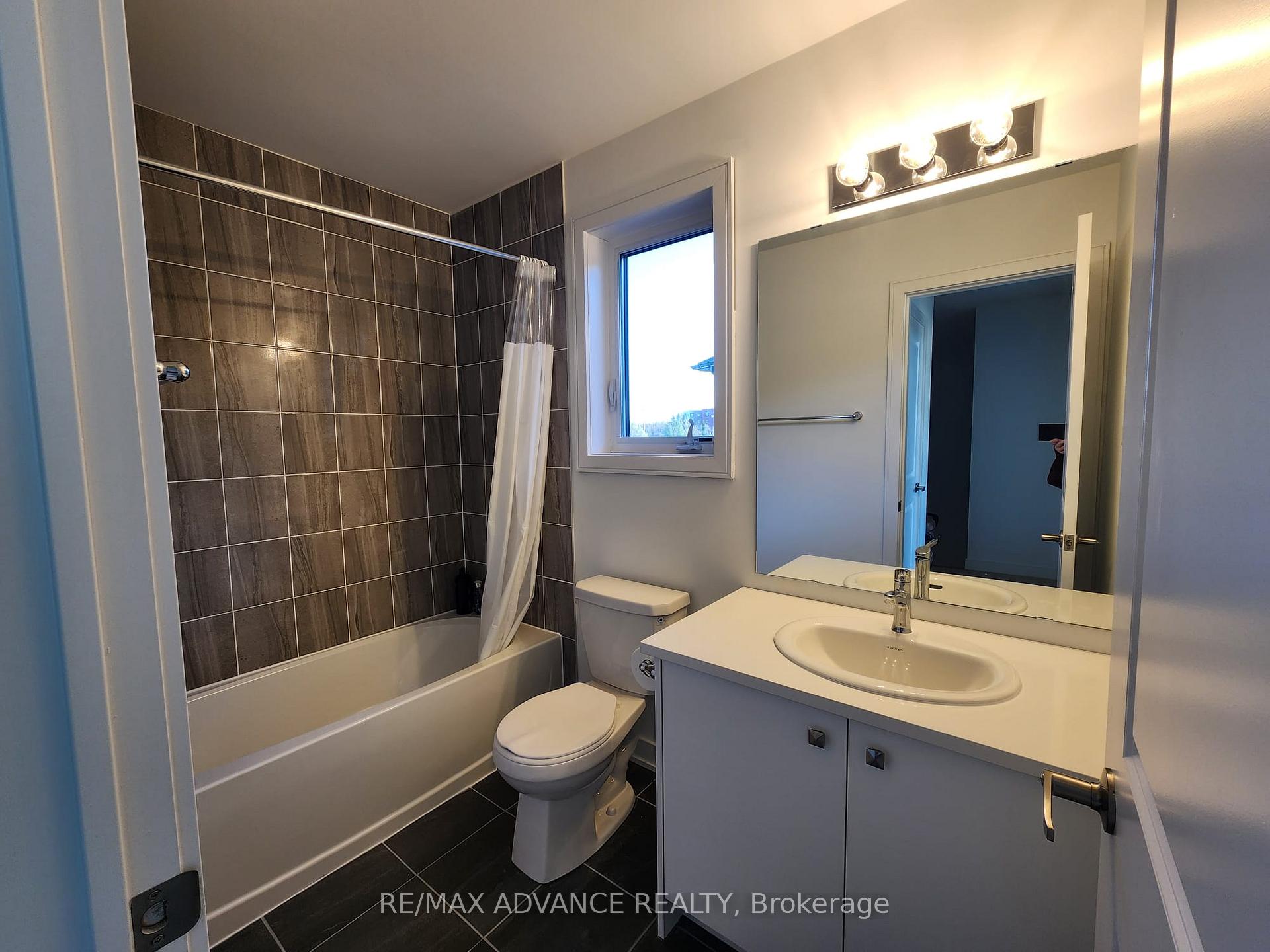 Photo 14 of 56 Blue Forest Crescent, Barrie, Innis-Shore — HOMEH