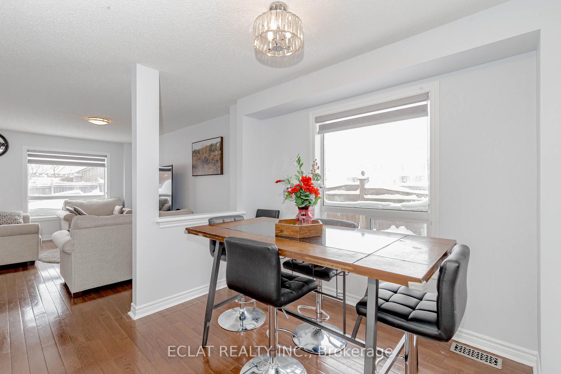 Photo 3 of 12 Lancaster Court, Barrie, Innis-Shore — HOMEH